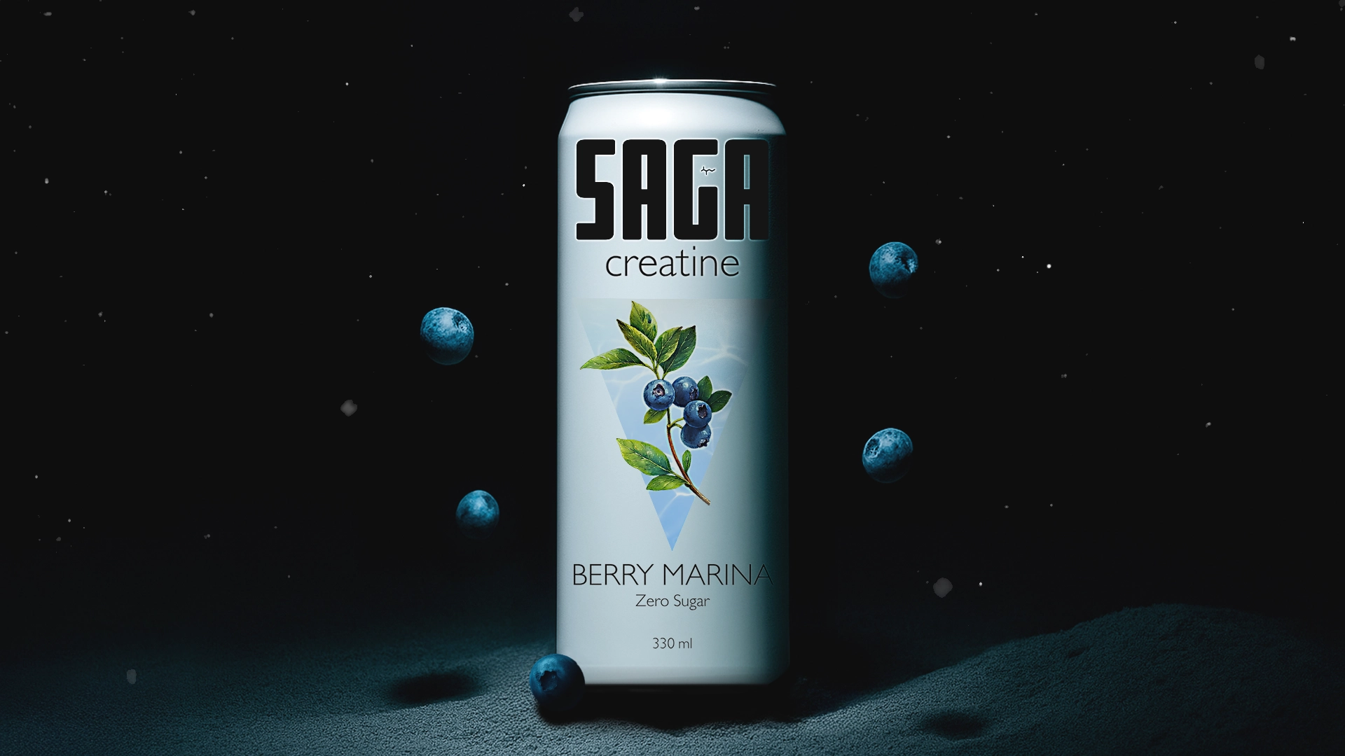 A can of SAGA creatine drink, flavor "Berry Marina" (zero sugar, 330 ml), stands upright on a sandy, textured ocean floor in the twilight zone. The can is white with a minimalist blueberry branch illustration. Blueberries float around the can like drifting sea creatures, and small dust particles are suspended in the dim, blue-tinted underwater light, creating a mysterious, deep-sea atmosphere.